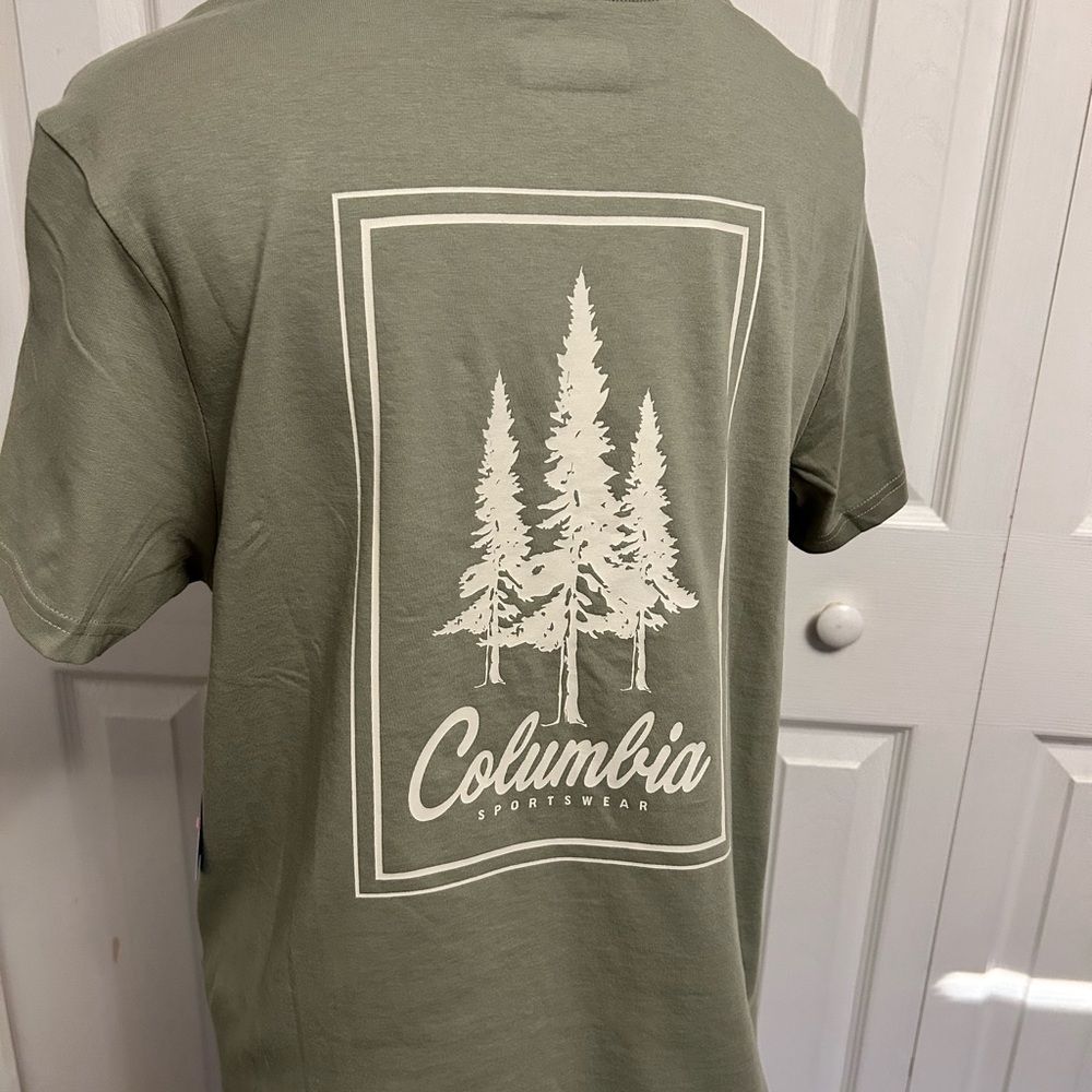 SOLD💙Columbia Sage Green Tee with Logo pine trees Sz Medium